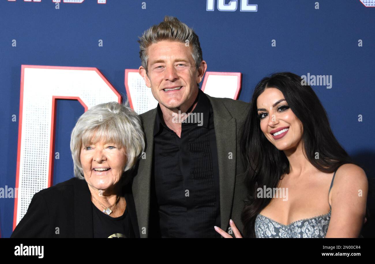 Los Angeles, Kalifornien, USA 31. Januar 2023 Lorraine Nash, Jason Nash und Nivine Jay nehmen am 31. Januar 2023 im Regency Village Theatre in Los Angeles, Kalifornien, USA, am Los Angeles Premiere Screening of Paramount Pictures' „80 for Brady“ Teil. Foto: Barry King/Alamy Stock Photo Stockfoto