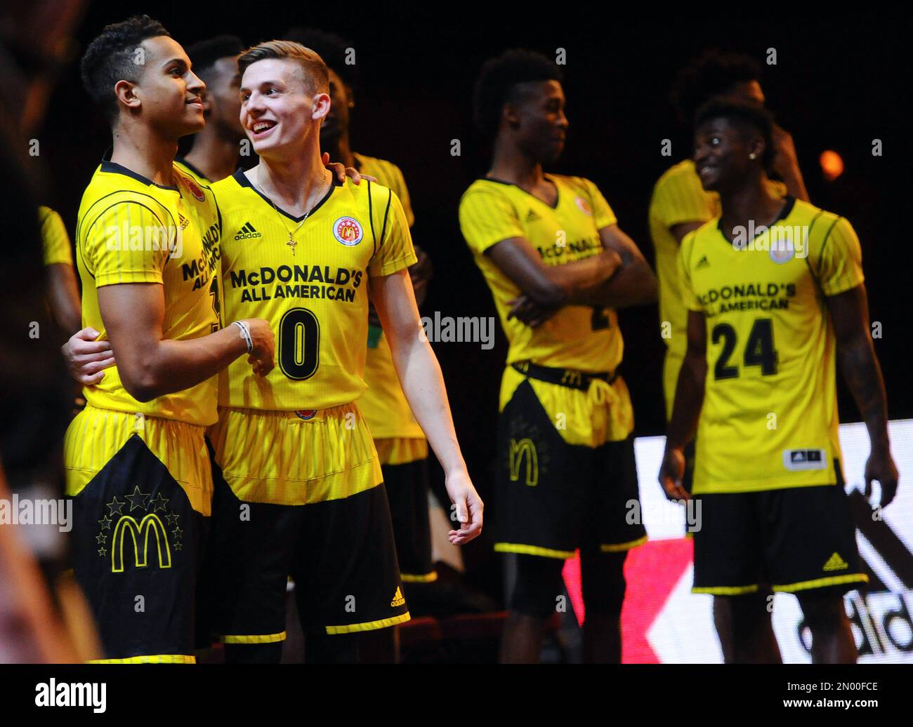 Frank Jackson, from, Highland, Utah, hugs Kyle Guy, from Indianapolis, after they competed in the slam dunk contest during the McDonald's All-American Jam Fest, Monday, March 28, 2016, in Chicago. (AP Photo/Matt Marton) Stockfoto