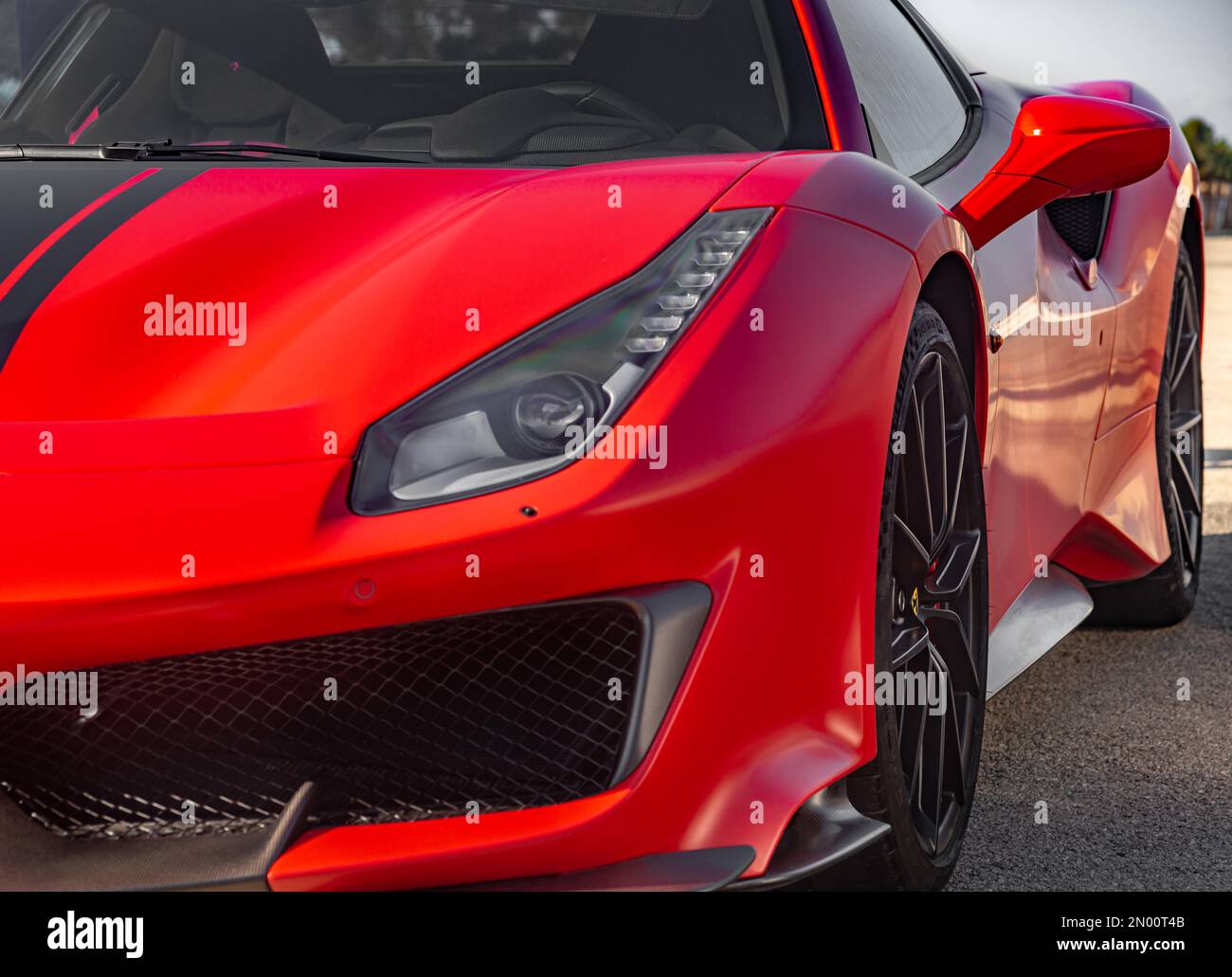 Calafat, Spanien, 18. April 2021: Seiten- und Vorderansicht eines roten Ferrari 488 Pista Spider, der im Wartebereich geparkt wurde, bevor er zum Circui aufbrach Stockfoto