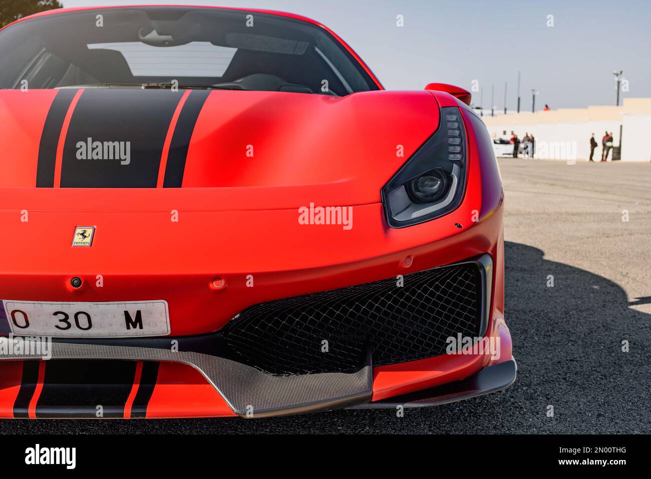 Calafat, Spanien, 18. April 2021: Vorderansicht eines roten Ferrari 488 Pista Spider, der im Wartebereich geparkt ist, bevor er zur Rennstrecke geht. Superc Stockfoto