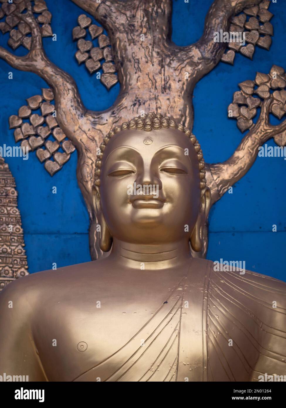 Peace Stupa, Pokhara, Nepal. Detail von Buddha Shakyamuni unter dem Boddhi-Baum. Stockfoto
