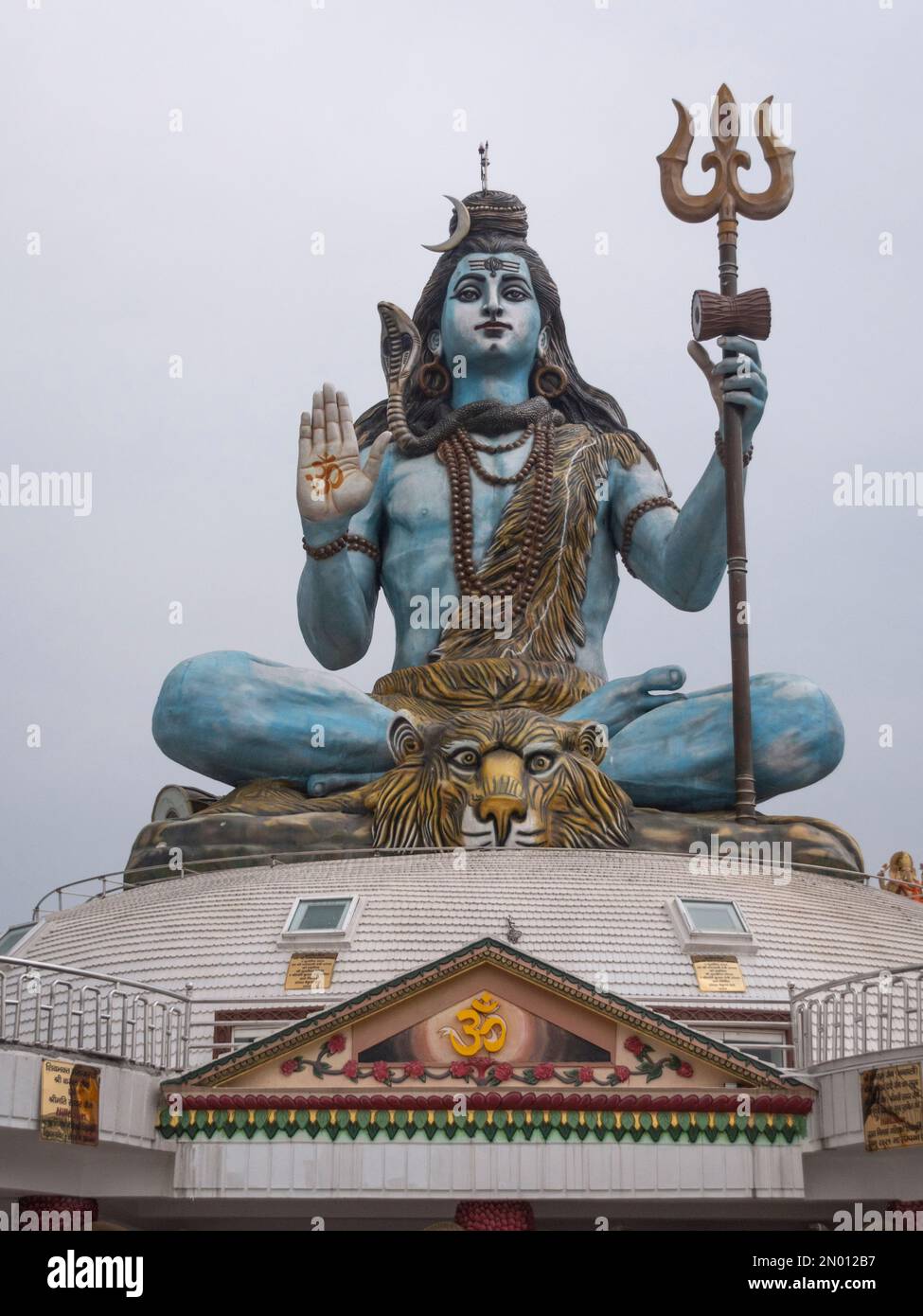 Vertikaler Blick auf die riesige Statue des hinduistischen gottes Shiva in Pokhara, Nepal. Stockfoto