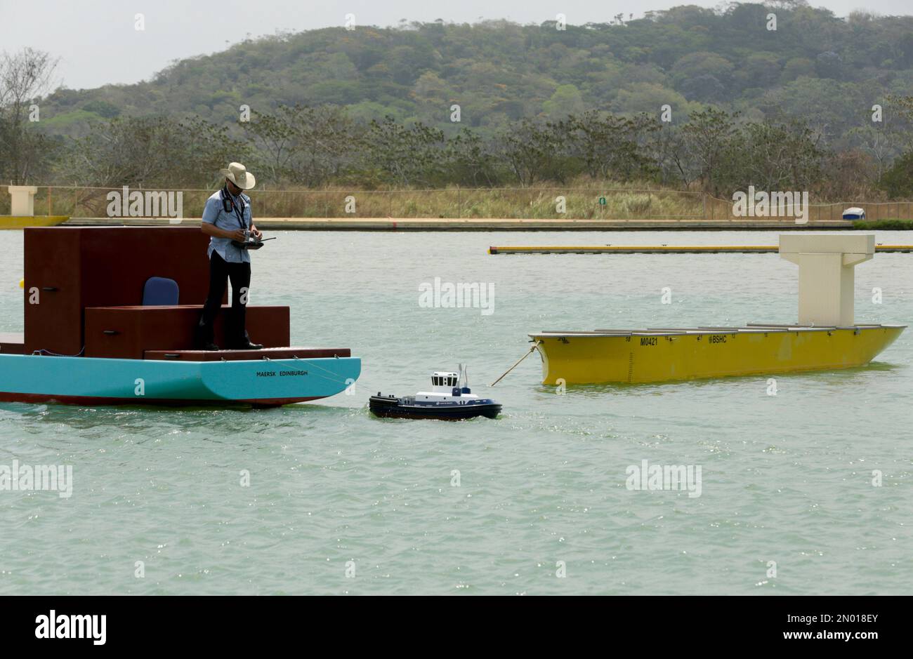 A Panama Canal pilot sails a miniature ship during the inauguration of the new scale model training facility of the Panama Canal, in Panama City, Wednesday, March 23, 2016. Panama Canal Authority has set a June 26 date to inaugurate an expanded canal linking the Atlantic and Pacific Oceans following a multibillion-dollar expansion. (AP Photo/Arnulfo Franco) Stockfoto