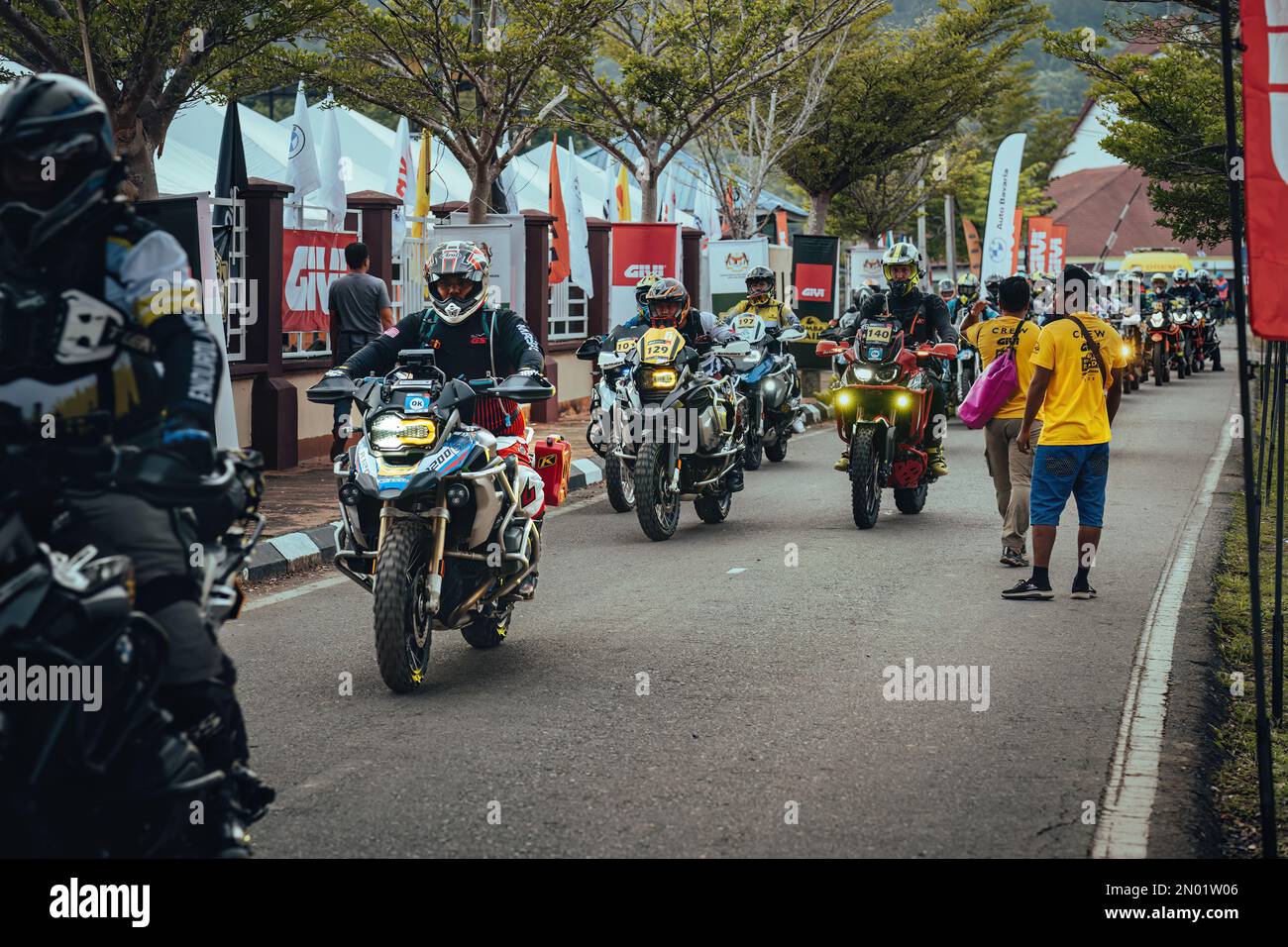 Pahang, Malaysia - 24. September 2022 Enduro-Motorradfahrer am Ausgangspunkt während des Trainings. Stockfoto