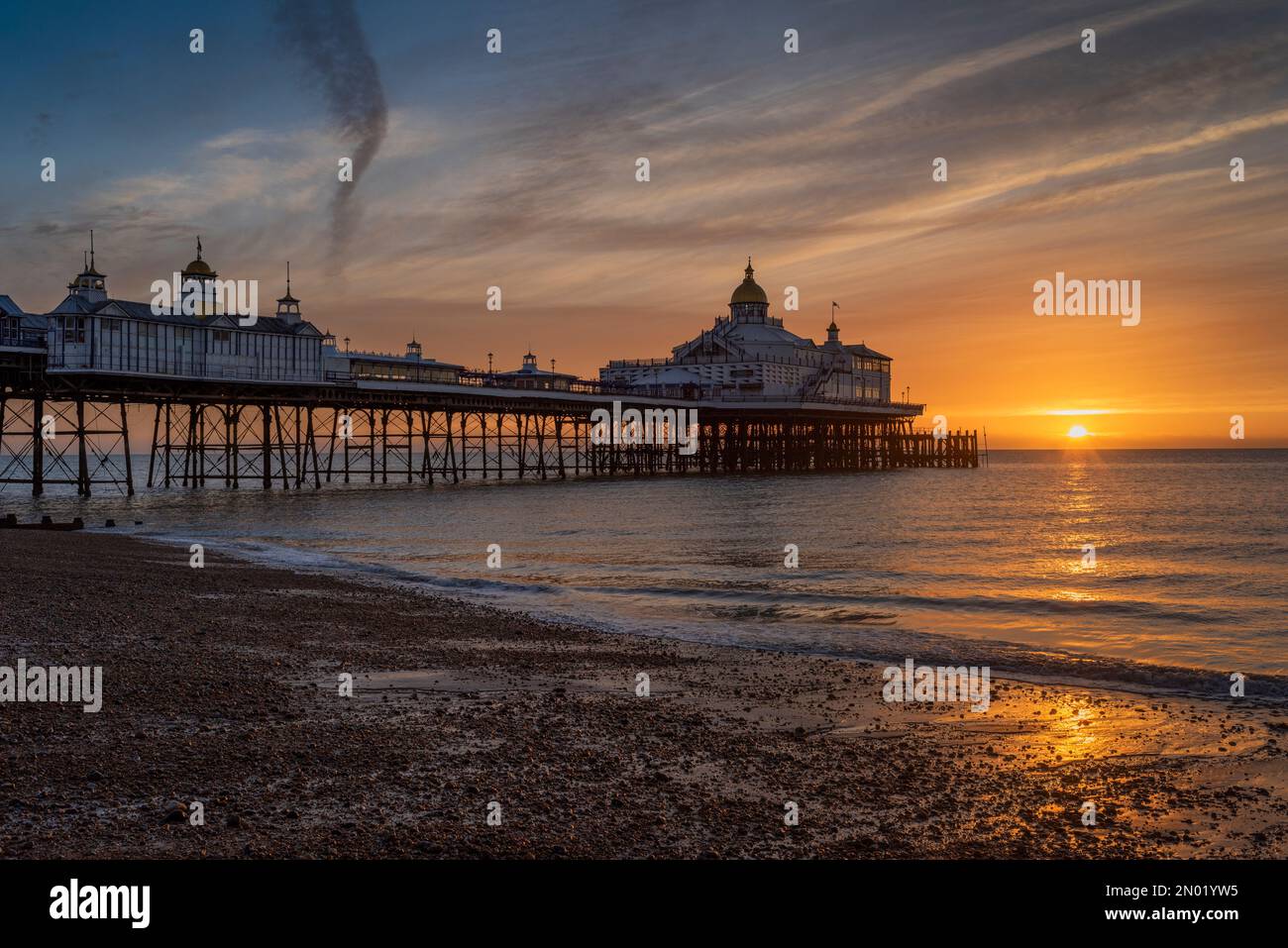 Eastbourne Pier, in East Sussex, an der Südküste Englands, Großbritannien bei Sonnenaufgang. Stockfoto