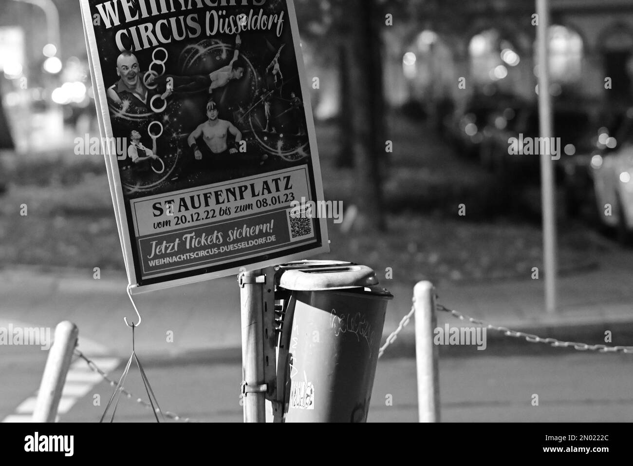 Graustufen eines Werbeschilderpostens für den Weihnachtszirkus in Düsseldorf Stockfoto