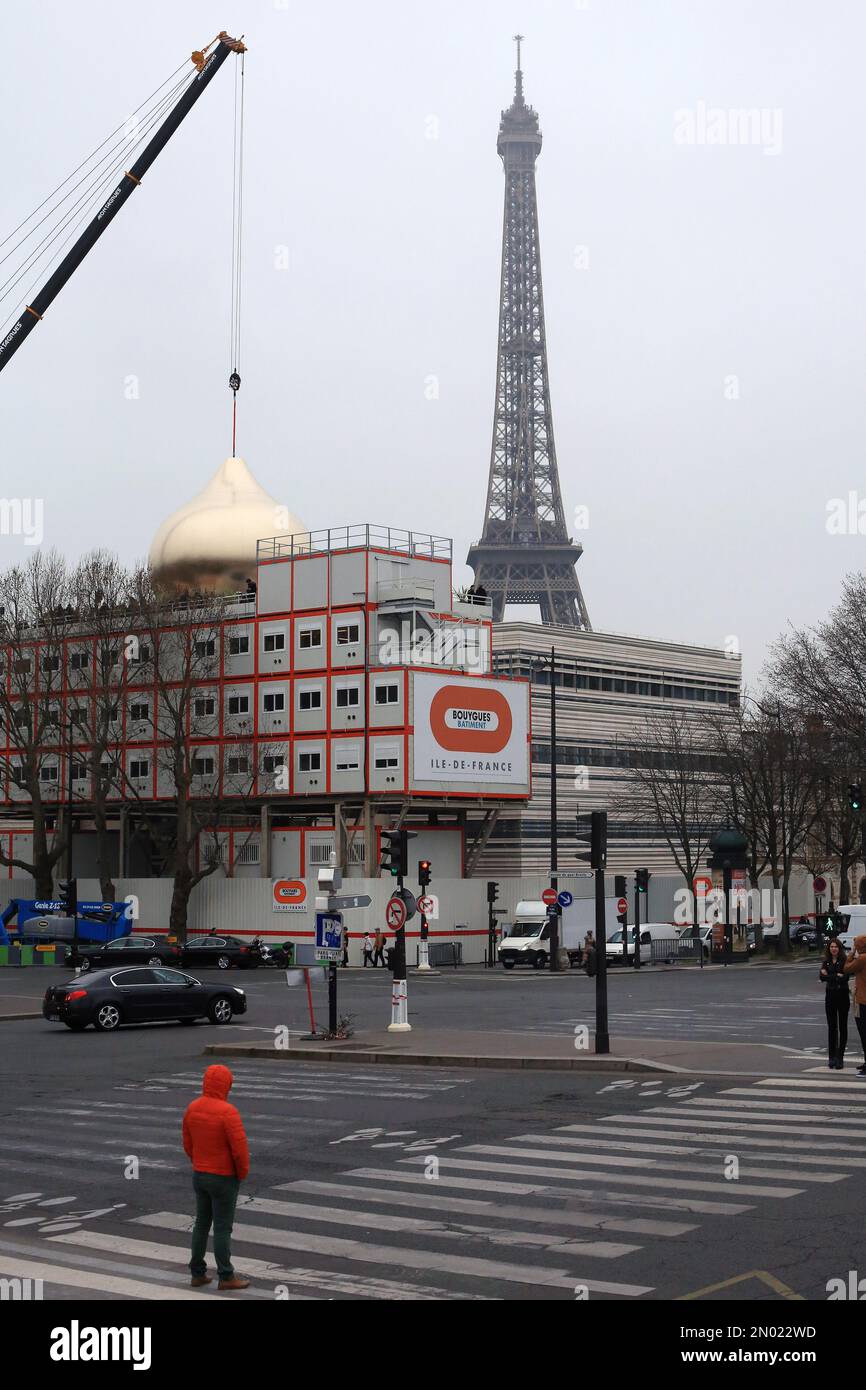 A golden dome is attached to a Russian Orthodox Church being built, in Paris, Saturday, March 19, 2016. A huge golden dome has been hoisted atop a new Russian Orthodox cathedral in the heart of Paris, in a ceremony to inaugurate a controversial project championed by Vladimir Putin. (AP Photo/Thibault Camus) Stockfoto