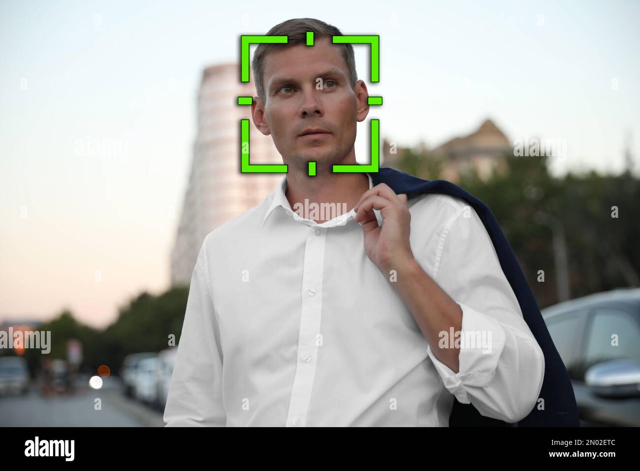 Gesichtserkennungssystem zur Identifizierung eines Mannes auf der Straße Stockfoto