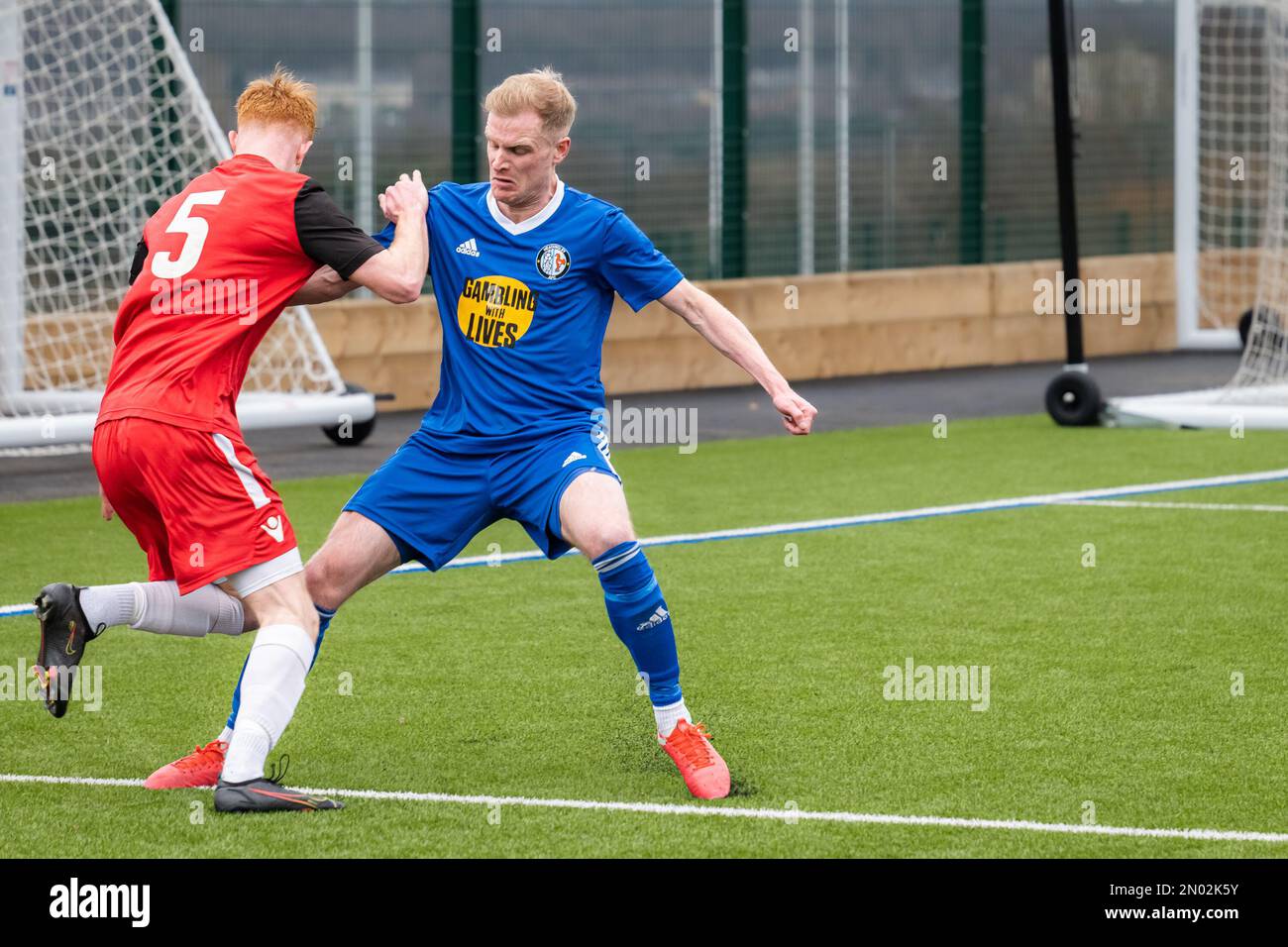 Leeds, Großbritannien. 4. Februar 2022 Amateurfußballer, die Fußball spielen. Headingley AFC im Vergleich zu Silsden AFC. Herren-football-Liga am samstag. Stockfoto Leeds, Großbritannien. 4. Februar 2022 Amateurfußballer, die Fußball spielen. Headingley AFC im Vergleich zu Silsden AFC. Herren-football-Liga am samstag. Stockfoto