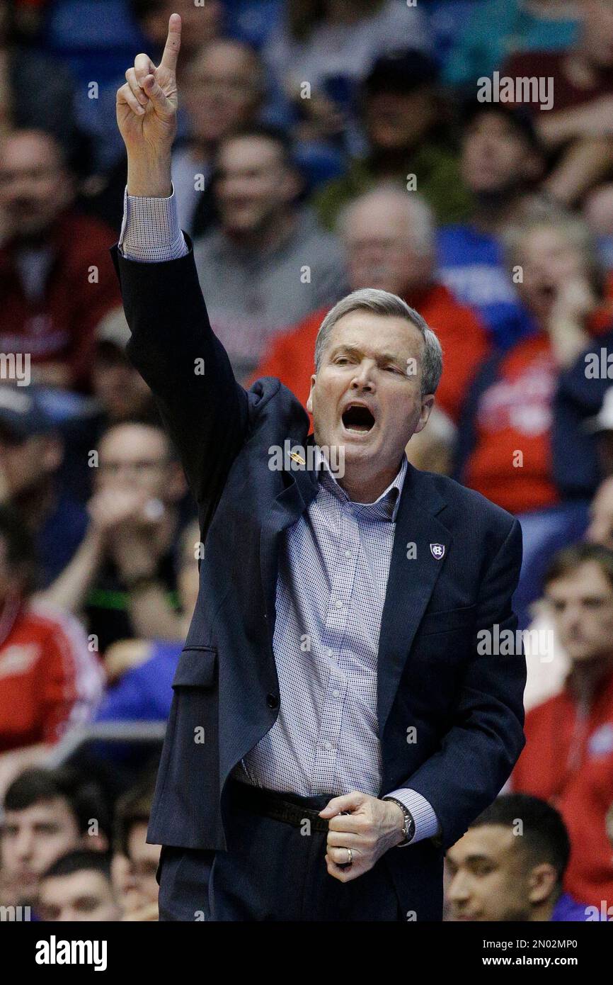 Holy Cross coach Bill Carmody gestures during the first half of a First Four game against Southern University in the NCAA men's college basketball tournament, Wednesday, March 16, 2016, in Dayton, Ohio. (AP Photo/John Minchillo) Stockfoto