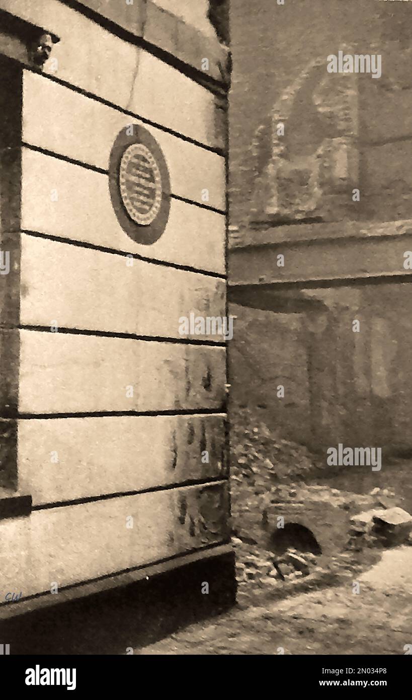 Britische Pubs Inns & Taverns - Ein etwa 1940 altes Foto von praktisch allem , was von dem George in Portsmouth übrig blieb , nachdem er im Zweiten Weltkrieg durch Bomben zerstört wurde . In den Überresten des Dachbodens wurden Matrosenhut und Handschuh aus dem 18. Jahrhundert gefunden. Stockfoto