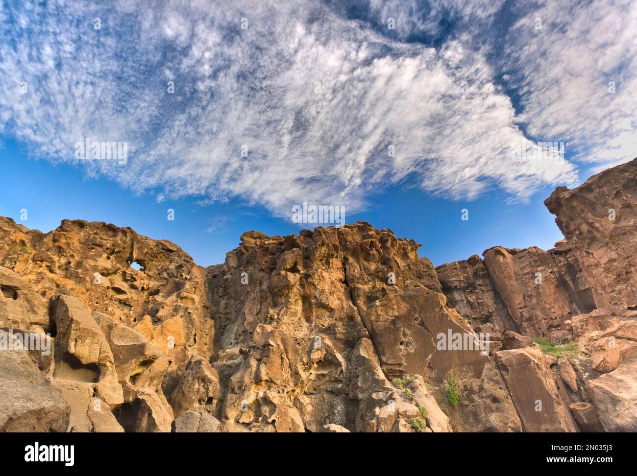 Cirrocumulus- und Cirrus-Fischgrätenwolken über Hole-in-the-Wall-Felsen im Mojave National Preserve, Kalifornien, USA Stockfoto