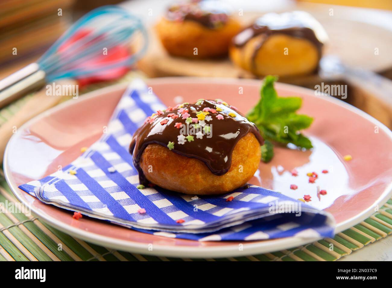 Eine berlina ist eine kugelförmige Zubereitung aus süßem Teig, der in Fett oder Öl gebraten und mit Marmelade oder einer Art Sahne gefüllt ist. Stockfoto