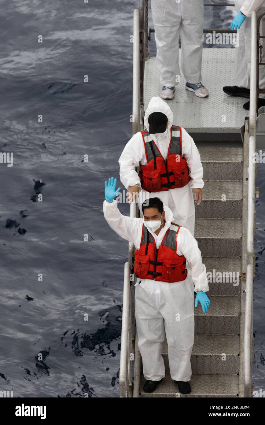 Am 14. Oktober 2022 stieß man In der Ägäis vor der griechischen Küste Auf Ein kleines, mit Flüchtlingen beladenes Schiff. Diese Gruppe hatte Glück und wurde von einem vorbeifahrenden Kreuzfahrtschiff abgeholt und in Sicherheit gebracht Stockfoto