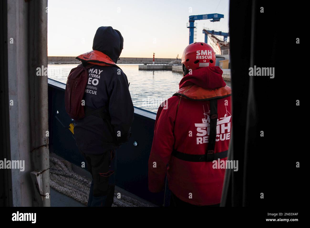 Vinaros, Spanien. 04. Februar 2023. Matrosen beobachten auf der Steuerbordseite genau, wie die Aita Mari den Hafen von Vinaros verlässt. Das Rettungsschiff Aita Mari der baskischen NRO SMH zog am Samstag, den 4. Februar, erstmals aus dem Hafen von Vinaros in Valencia, um vor seiner ersten Mission im Jahr 2023 Rettungsübungen auf offener See durchzuführen. (Foto: Ximena Borrazas/SOPA Images/Sipa USA) Guthaben: SIPA USA/Alamy Live News Stockfoto