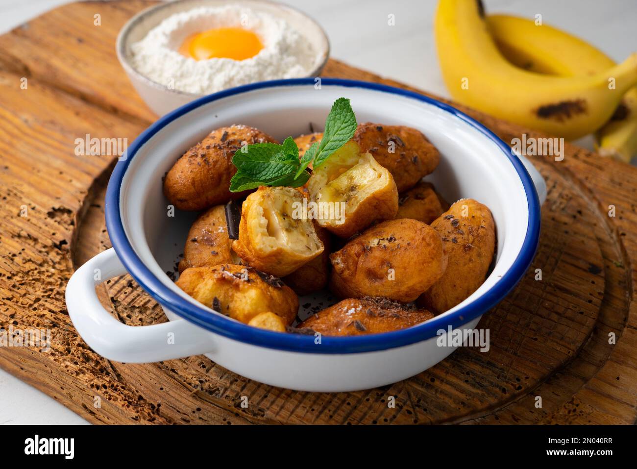 Mit Mehl und Banane zubereitete Pommes frites. Traditionelles spanisches Rezept Stockfoto