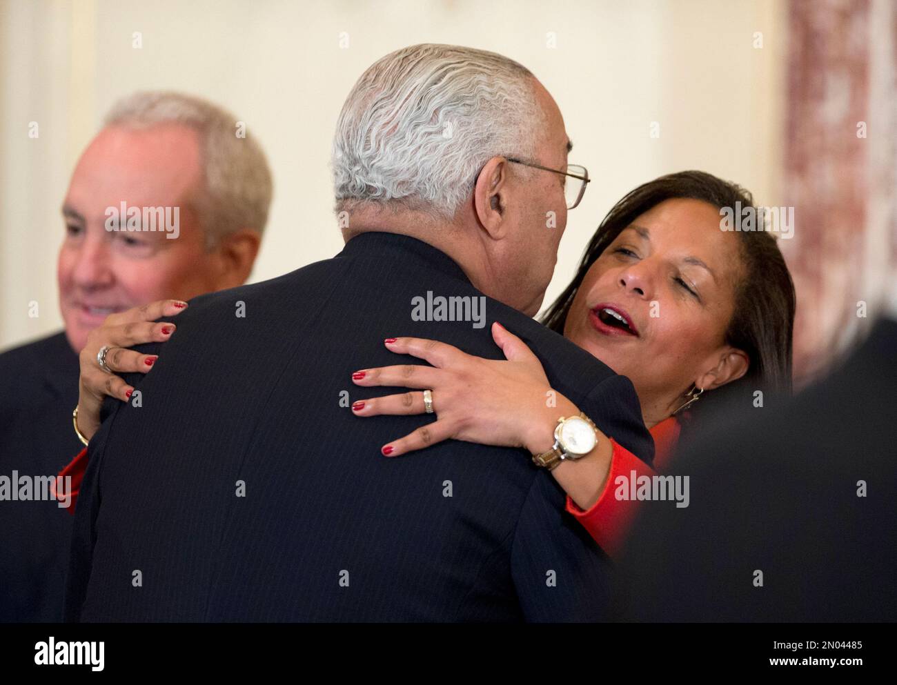 National Security Adviser Susan Rice, right, gives former Secretary of State Colin Powell a hug, during a luncheon reception hosted by Secretary of State John Kerry, in honor of the visiting Canadian Prime Minister Justin Trudeau at the State Department in Washington, Thursday, March 10, 2016. At left is Lorne Michaels the Toronto-born producer of the Saturday Night Live. (AP Photo/Manuel Balce Ceneta) Stockfoto