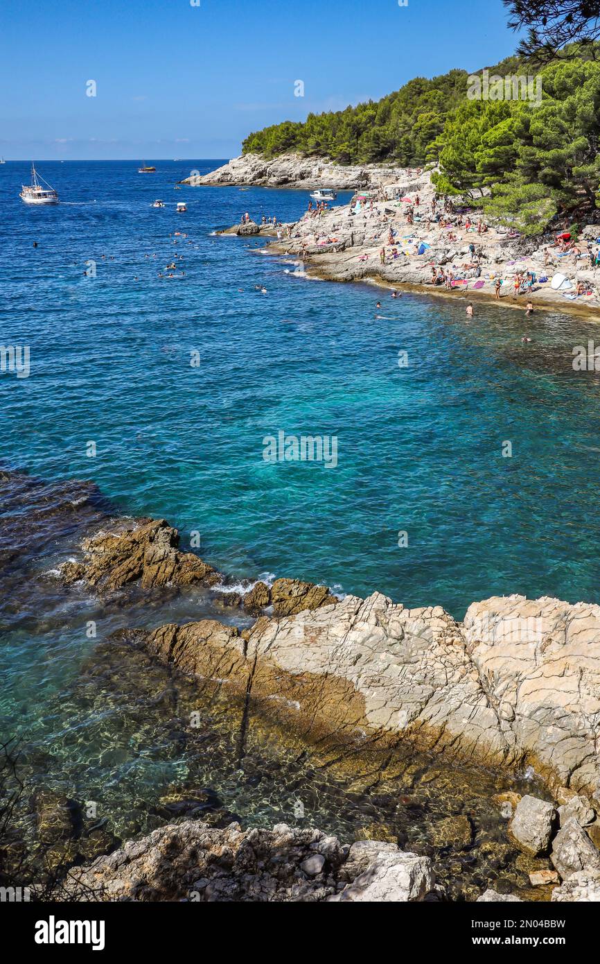 Pula, Kroatien - 20. August 2022: Vertikale Landschaft der Adria in Istrien. Sonniger Sommertag am Cyclone Rocky Beach in Europa. Stockfoto