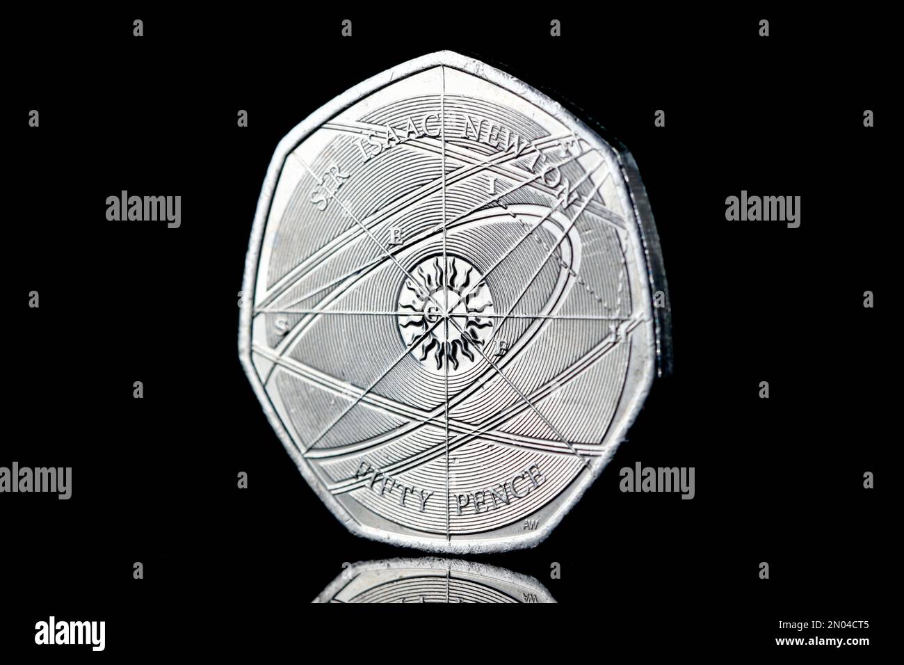 Eine 50p-Euro-Münze wurde ausgegeben, um den Errungenschaften von Sir Isaac Newton und seinem Vermächtnis zu gedenken. Ausgestellt im Jahr 2017 Stockfoto