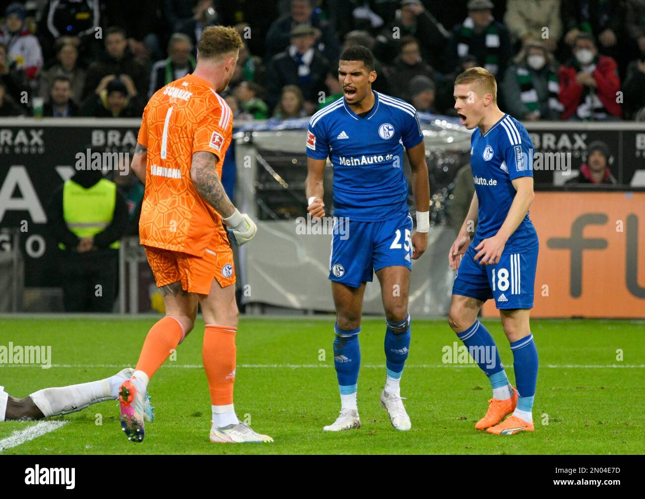 Borussia Park Moenchengladbach Deutschland 4,3.2023, Fußball: Deutsche Bundesliga Saison 2022/23 Spieltag 19, Borussia Moenchengladbach (BMG, weiß) vs Schalke 04 (S04, blau) - von links: Ralf Faehrmann (S04), Moritz JENZ (S04), Jere Uronen (S04) Stockfoto