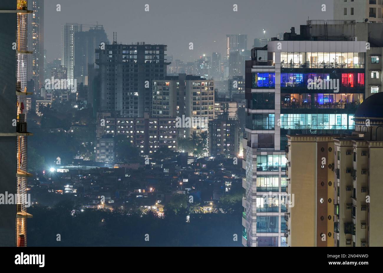 INDIEN, Mumbai, Slum und Wolkenkratzer im Vorort Goregoan/INDIEN, Mumbai, Stadtteil Goregoan, Slum und Hochhaeuser Stockfoto