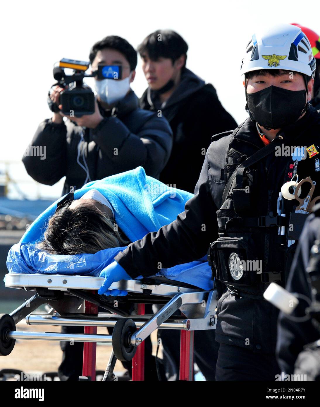 (230205) -- MOKPO, 5. Februar 2023 (Xinhua) -- Ein geretteter Fischer aus einem gekenterten Fischerboot wird am 5. Februar 2023 in ein Krankenhaus in einem Hafen in Mokpo, Provinz Süd-Jeolla, Südkorea, gebracht. Neun Menschen verschwanden als ein Fischerboot, das in den Gewässern vor Südwesten Südkoreas gekentert war. Laut der Nachrichtenagentur Yonhap am Sonntag. (NEWSIS über Xinhua) Stockfoto