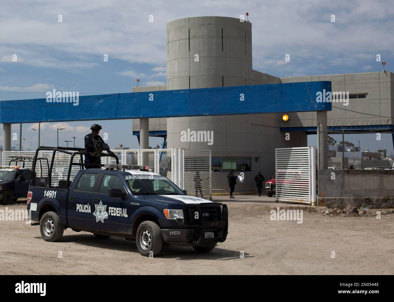 Federal police drive past tbhe front gates of the Altiplano maximum security prison where drug lord Joaquin "El Chapo" Guzman is being held, near Toluca, Mexico state, Mexico, Friday, March 4, 2016. (AP Photo/Rebecca Blackwell) Stockfoto
