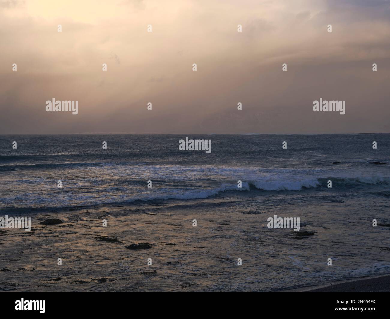 Grótta, wo Land, der arktische Ozean auf einen turbulenten Himmel trifft Stockfoto