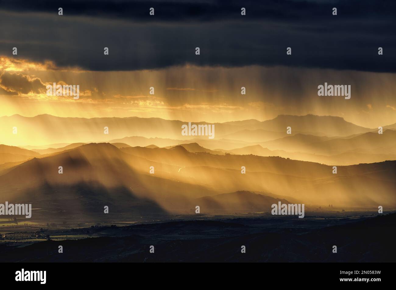 Landschaft mit Sturmwolken und Niederschlägen bei Sonnenuntergang über der Bergkette in Sizilien, Italien Stockfoto