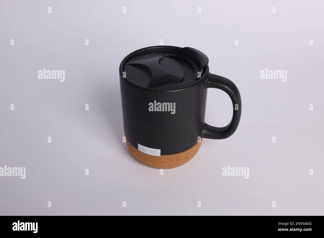 Schwarzer Kaffeebecher als Modell, Kaffeebecher mit Holzboden, isolierter weißer Hintergrund Stockfoto