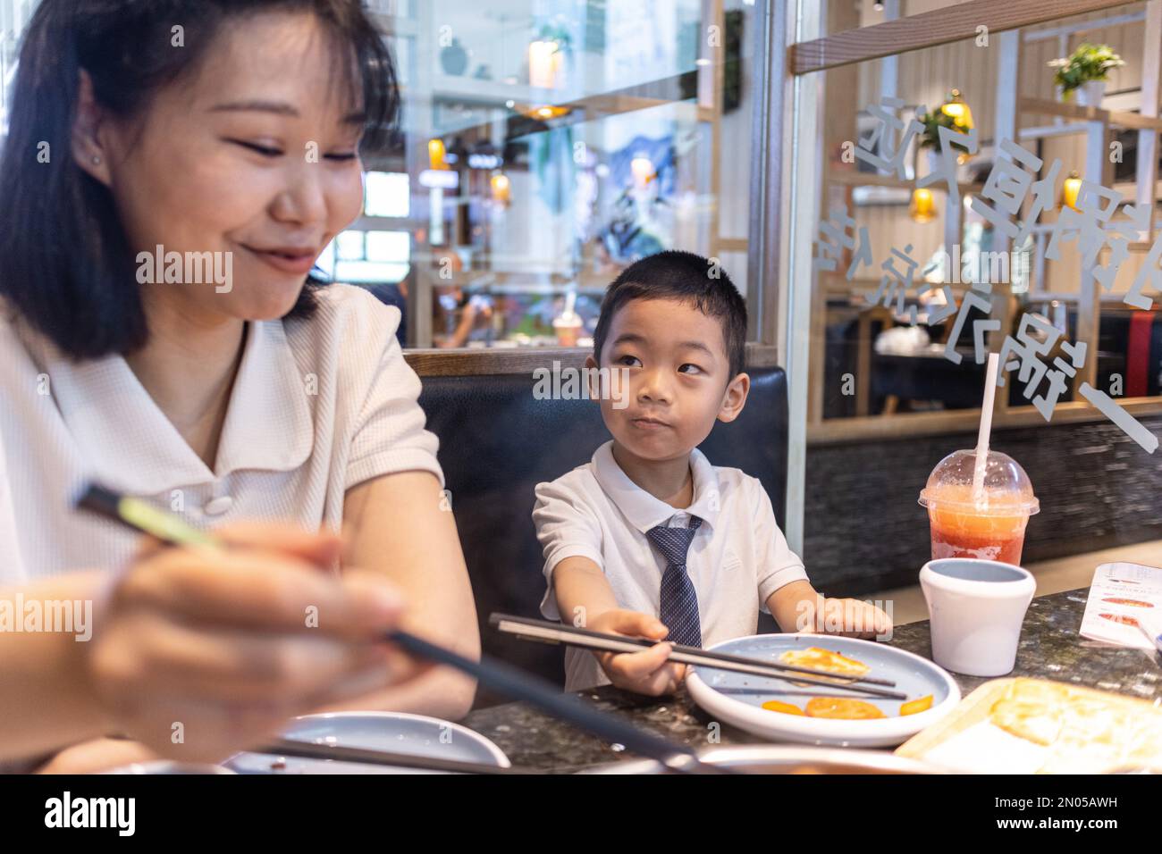 Mutter und Kind im Teerestaurant Stockfoto