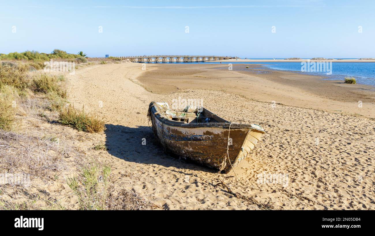 Isla Cristina, Provinz Huelva, Andalusien, Südspanien. Strand von Punta del Caiman. Im Hintergrund die Brücke nach Playa la Gaviota. Stockfoto