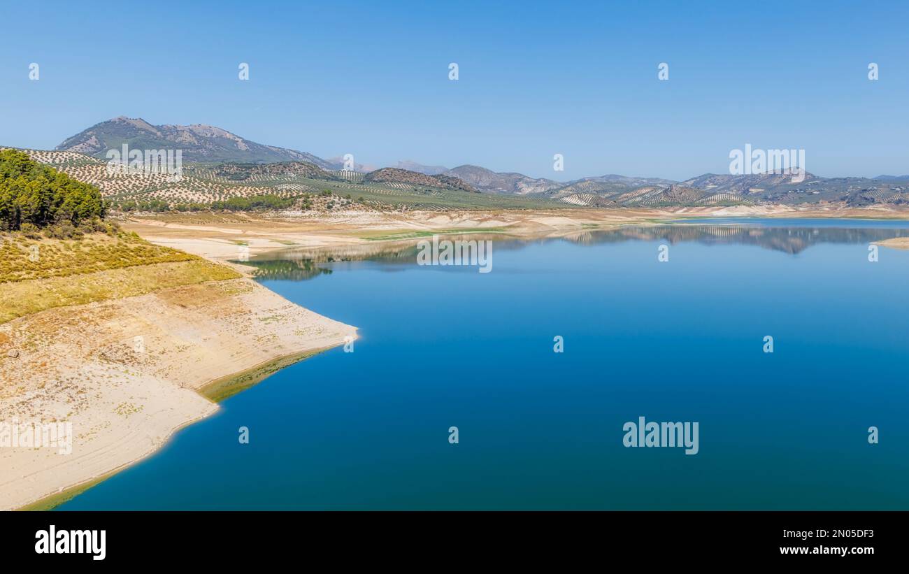 Iznajar-Reservoir und Staudamm, Provinz Cordoba, Andalusien, Südspanien. Das Reservoir wird hauptsächlich vom Fluss Genil gespeist. Stockfoto