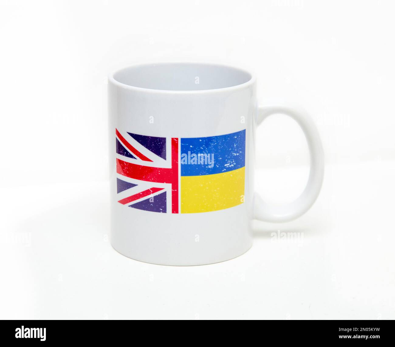 Kaffeetasse, die Unterstützung für die ukrainische Flagge und eine Union Jack UK-Flagge zeigt, Katastrophenhilfe, DEZ, Rotes Kreuz finanziert Unterstützung. Stockfoto