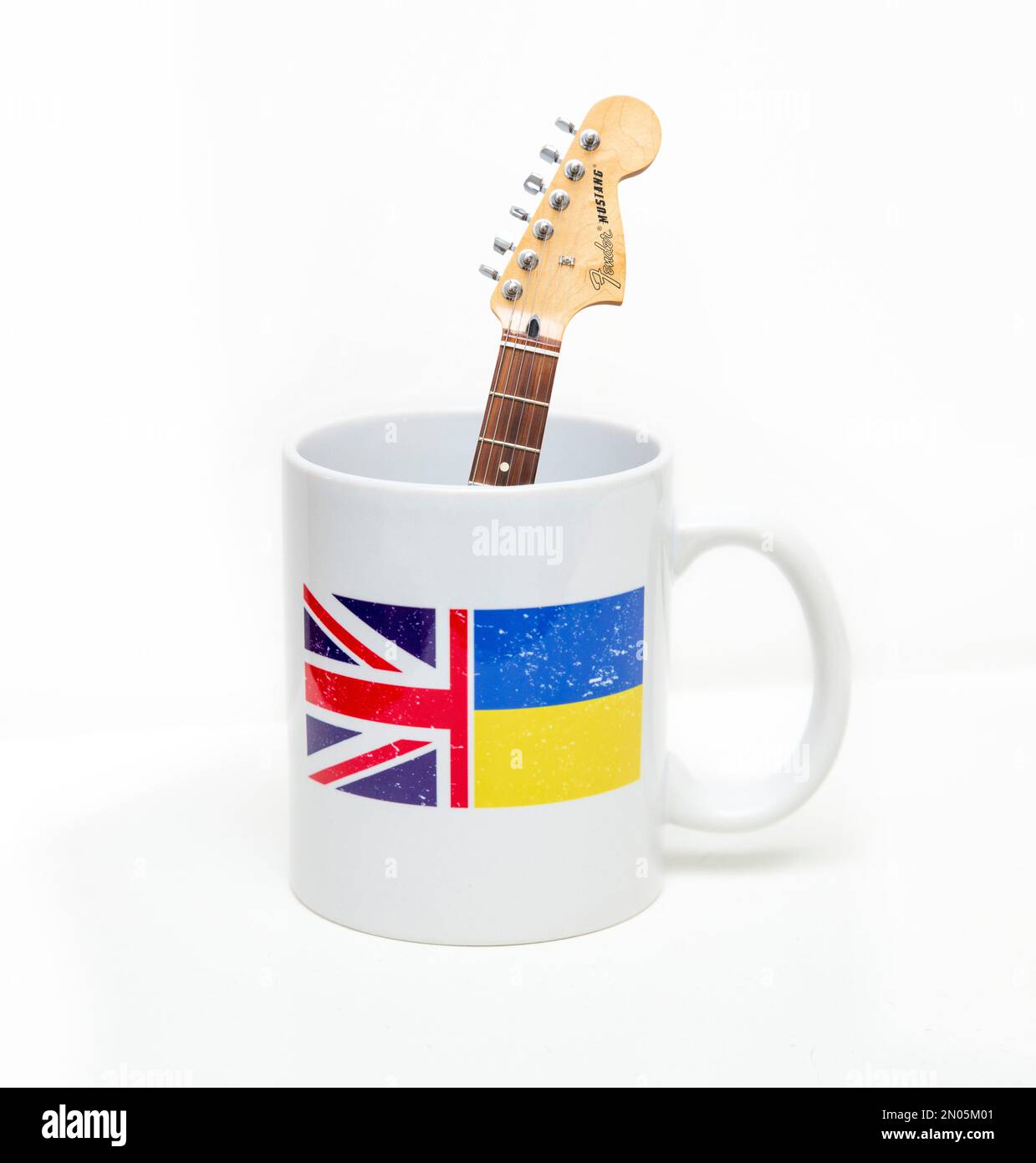 Unterstützung für die Ukraine. Musiker unterstützen ukrainische Hilfe. Gitarre und Kaffeetasse. Ukraine Relief, DEZ, Rotes Kreuz Fonds.Ukraine Flagge, Union Jack Stockfoto