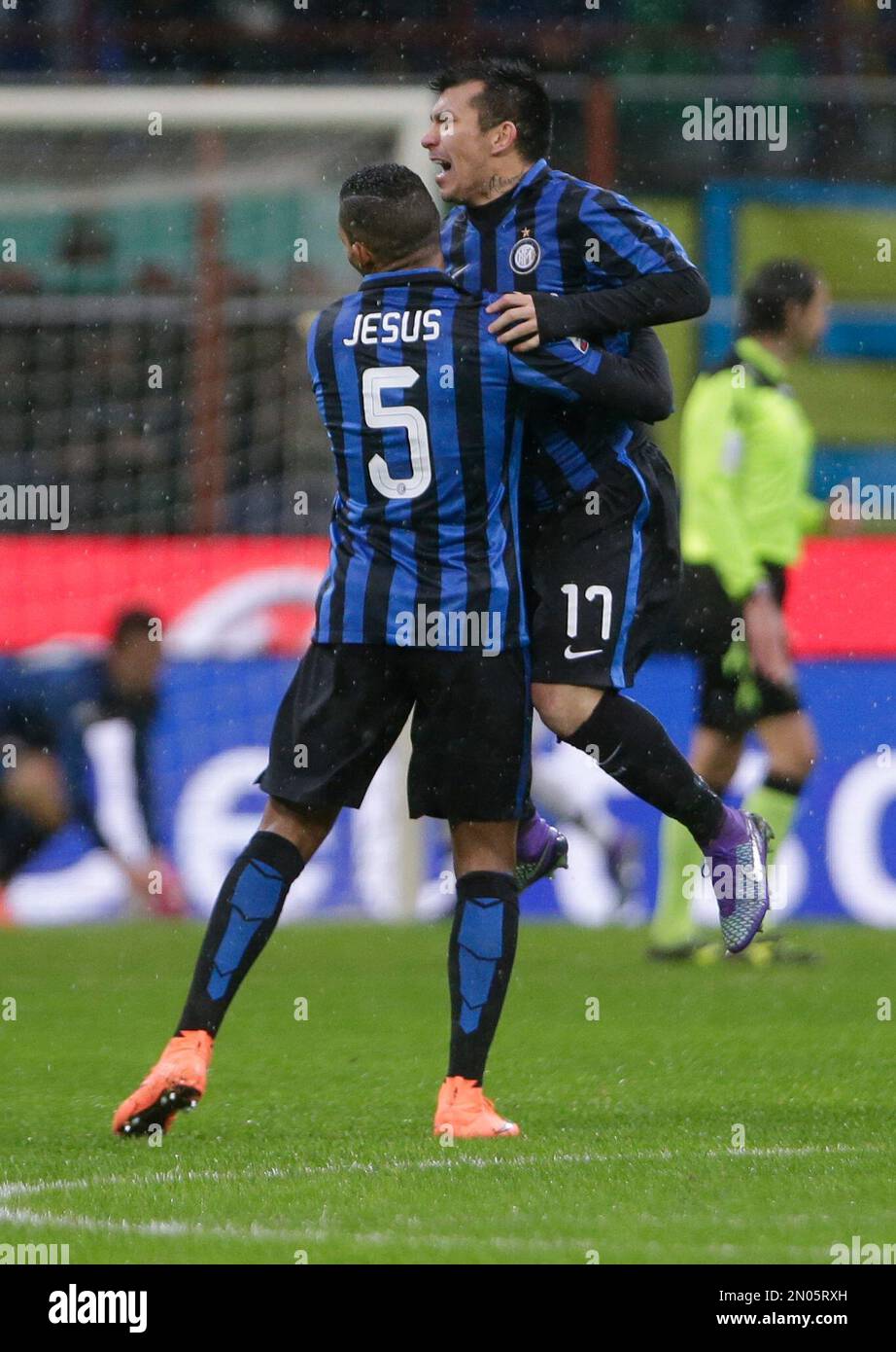 Inter Milan's Juan Jesus, left, and Gary Medel celebrate after Inter Milan’s Ivan Perisic scored during the Italian Cup second leg semifinal soccer match between Inter Milan and Juventus at the San Siro stadium in Milan, Italy, Wednesday, March 2, 2016. (AP Photo/Antonio Calanni) Stockfoto