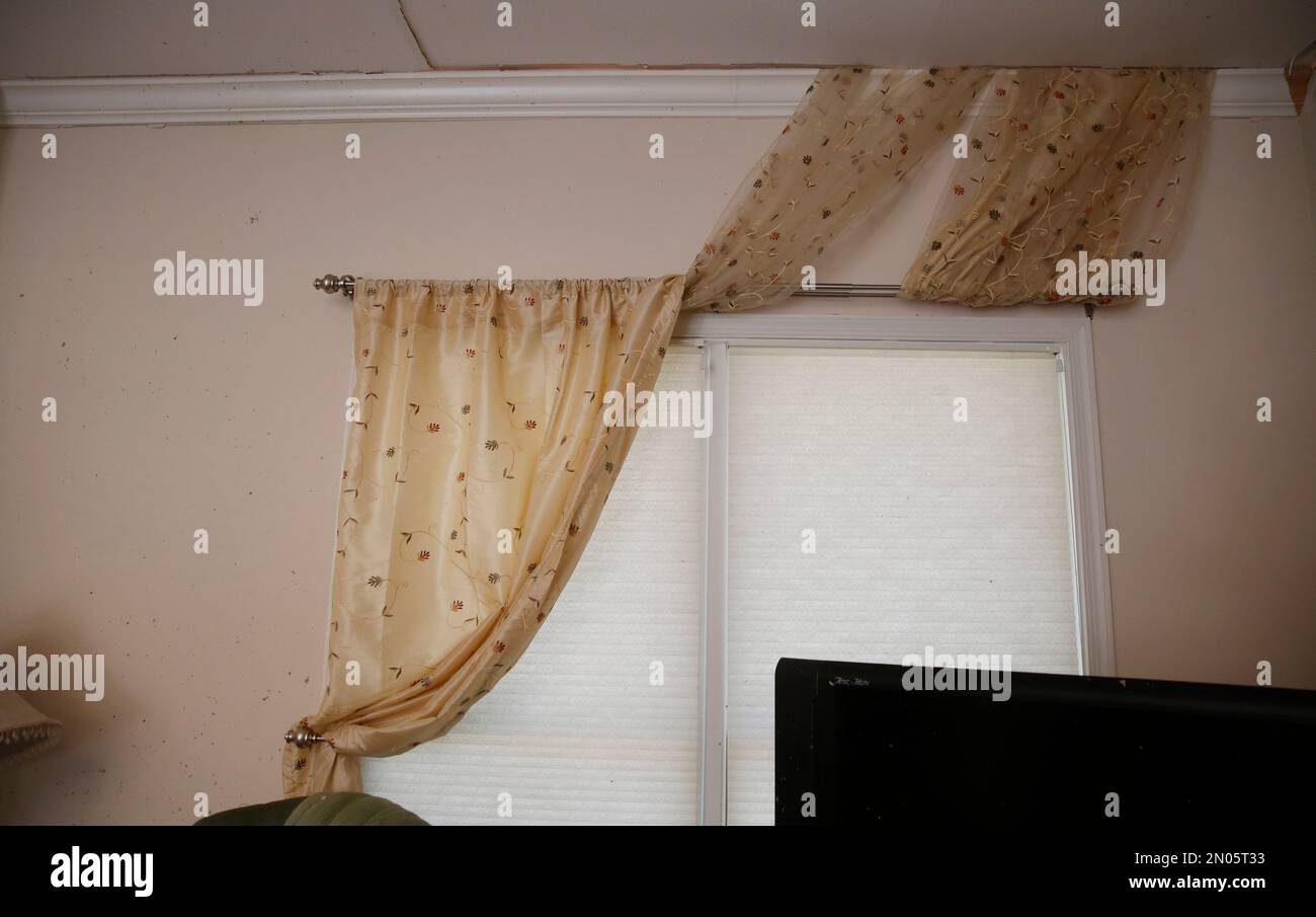 Emmett Wingfield's says the sheer window curtain was sucked up into the roof on Wednesday, March 2, 2016, in Bessemer, Ala., after a storm on Tuesday evening damaged his home. (AP Photo/Brynn Anderson) Stockfoto