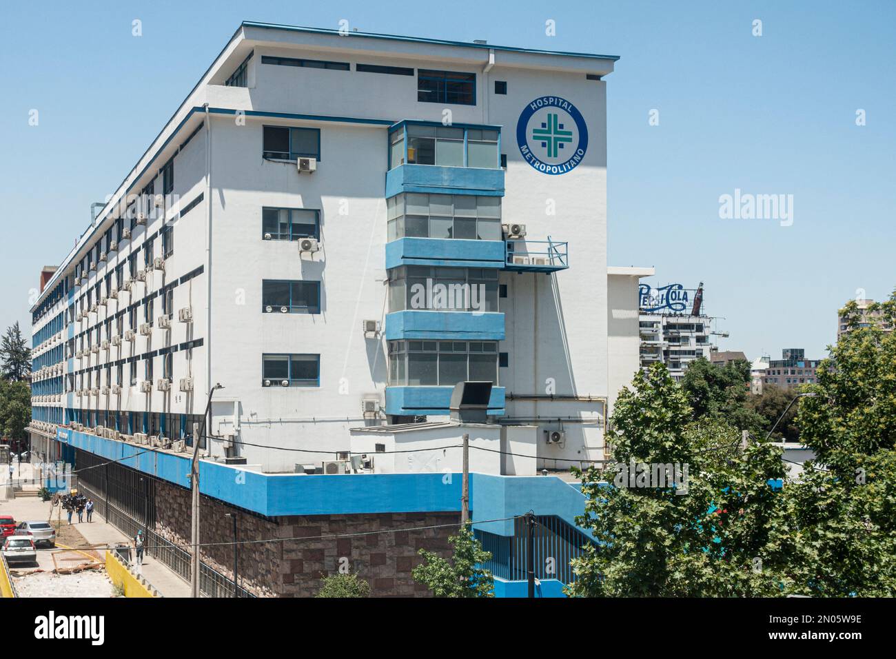 Außenansicht des Krankenhauses metropolitano, Hosmet, Metropolitan Hospital in der Gemeinde Providencia von Santiago de Chile. Wird an der aktuellen Position geöffnet Stockfoto