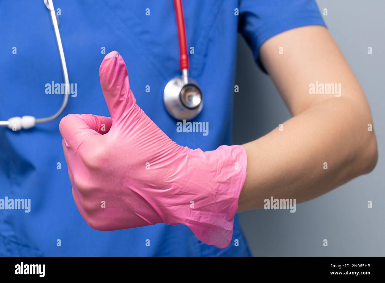 Der Arzt zeigt mit einer Geste, dass alles in Ordnung ist. Der Arzt zeigt eine Handbewegung. Es ist alles in Ordnung. Die Meinung des Arztes. Gut gemacht. Stockfoto