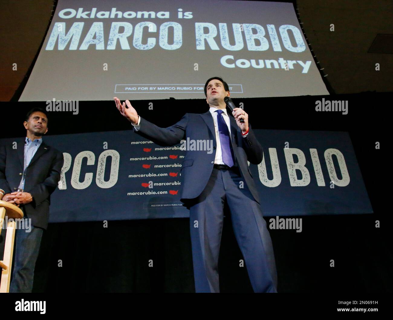 Republican presidential candidate, Sen. Marco Rubio, R-Fla., gestures as he speaks to a rally in Oklahoma City, Monday, Feb. 29, 2016. At left is former Louisiana Gov. Bobby Jindal (AP Photo/Sue Ogrocki) Stockfoto