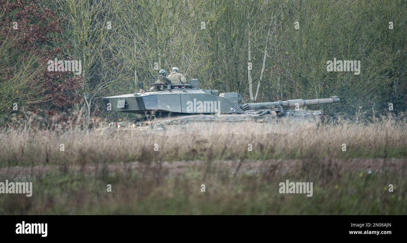 Die britische Armee FV4034 Challenger 2 ii Hauptkampfpanzer auf einer militärischen Kampfübung, Wiltshire UK Stockfoto