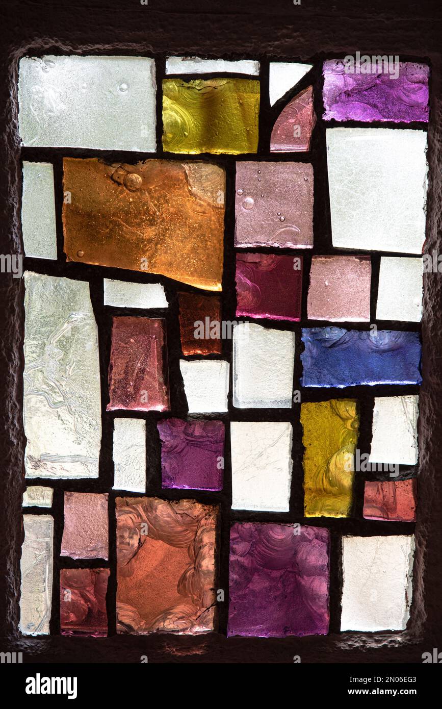 Textur eines abstrakten Buntglasfensters mit geometrischen und farbigen Formen in einer Kirche Stockfoto