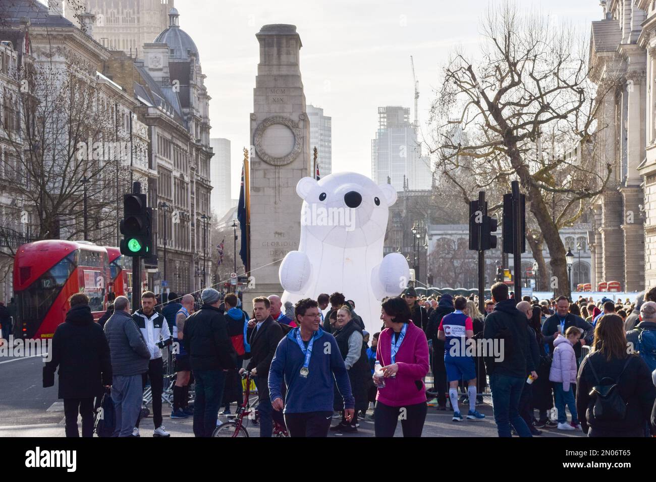 London, Großbritannien. 5. Februar 2023 Ein aufblasbarer Eisbär begrüßt die Teilnehmer an der Ziellinie in Whitehall während des diesjährigen Cancer Research UK Winter Run im Zentrum von London. Tausende von Läufern nehmen an der jährlichen Veranstaltung Teil und sammeln Mittel für die Krebsforschung. Kredit: Vuk Valcic/Alamy Live News Stockfoto