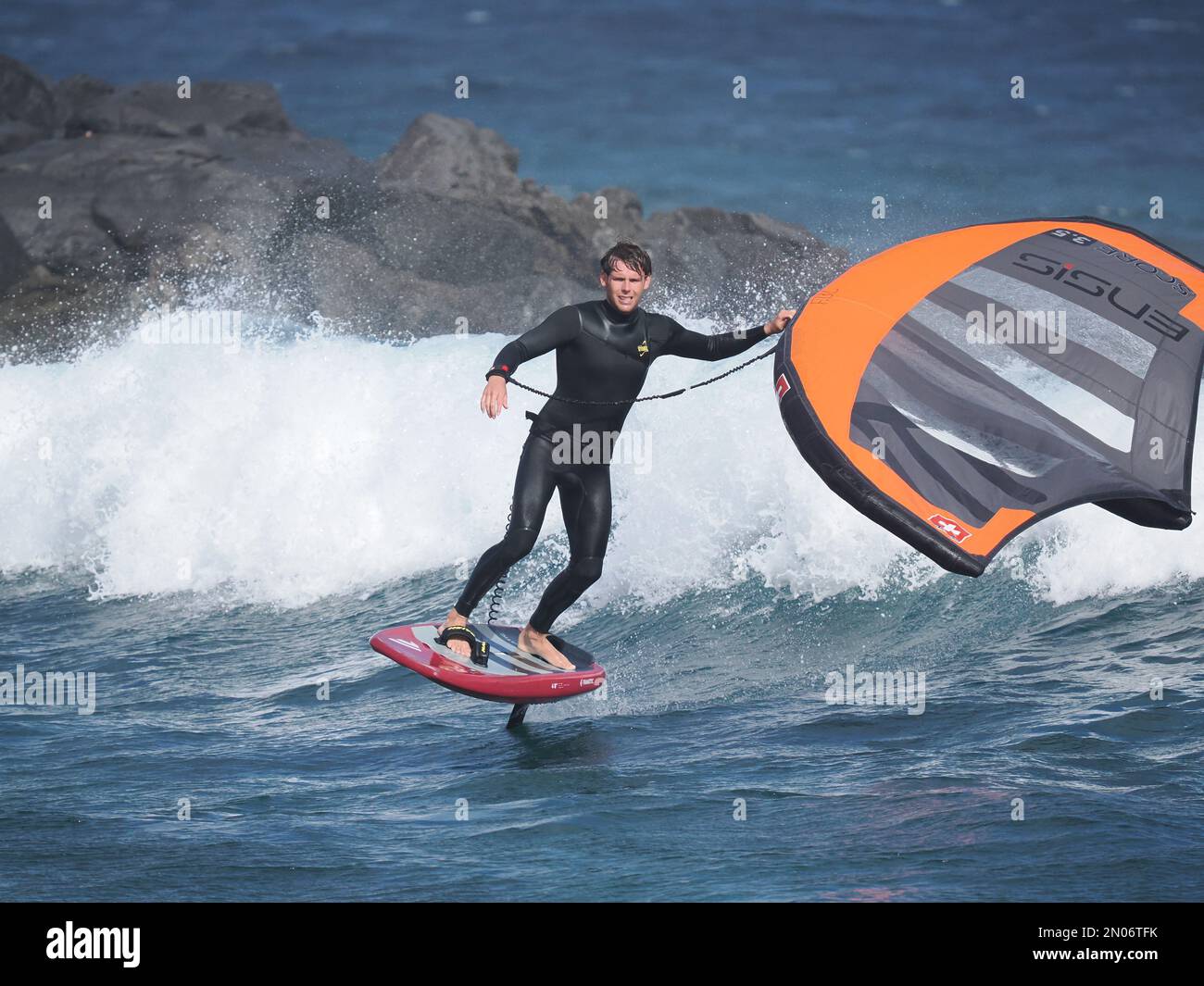 Ein wachsender neuer Wassersport ist die Flügelfolie, das sieht nach einem echten Spaß aus. Stockfoto