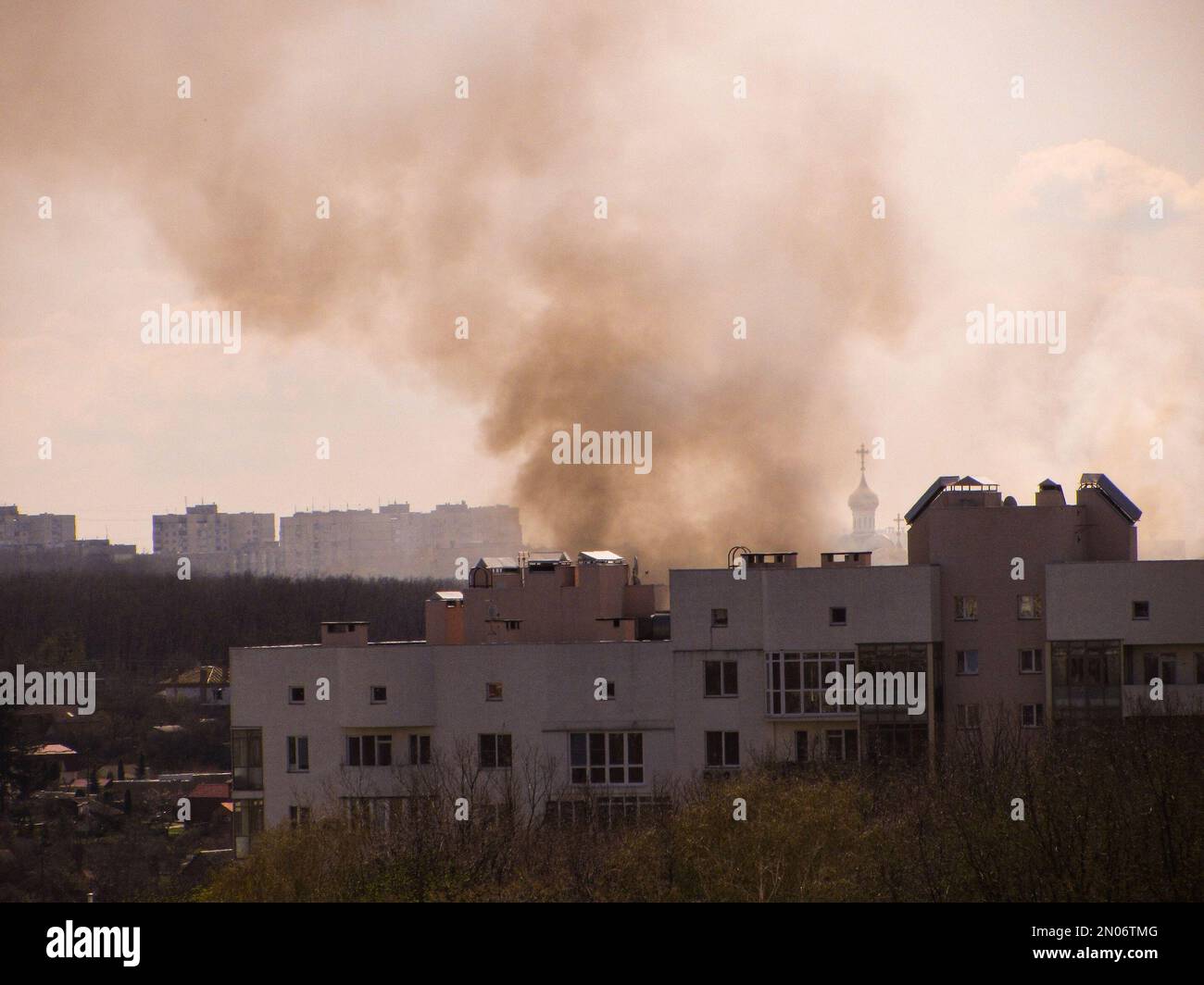 Rauch aus der Explosion eines Wohngebäudes nach einem russischen Raketenangriff. Ein Blick auf die Stadt nach dem Angriff auf das ukrainische Stadtfoto. Kh Stockfoto