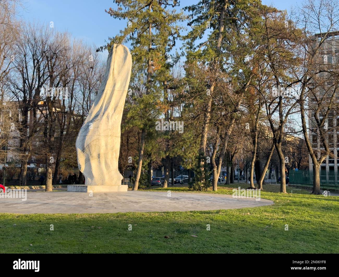 „il Seme dell’Altissimo“, Skulptur von Emilio Isgrò, in der Via Emile Zola, in der Nähe der Treinnale di Milano, Mailand, Italien Stockfoto