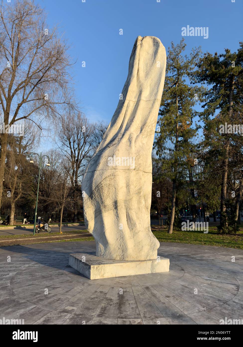 „il Seme dell’Altissimo“, Skulptur von Emilio Isgrò, in der Via Emile Zola, in der Nähe der Treinnale di Milano, Mailand, Italien Stockfoto