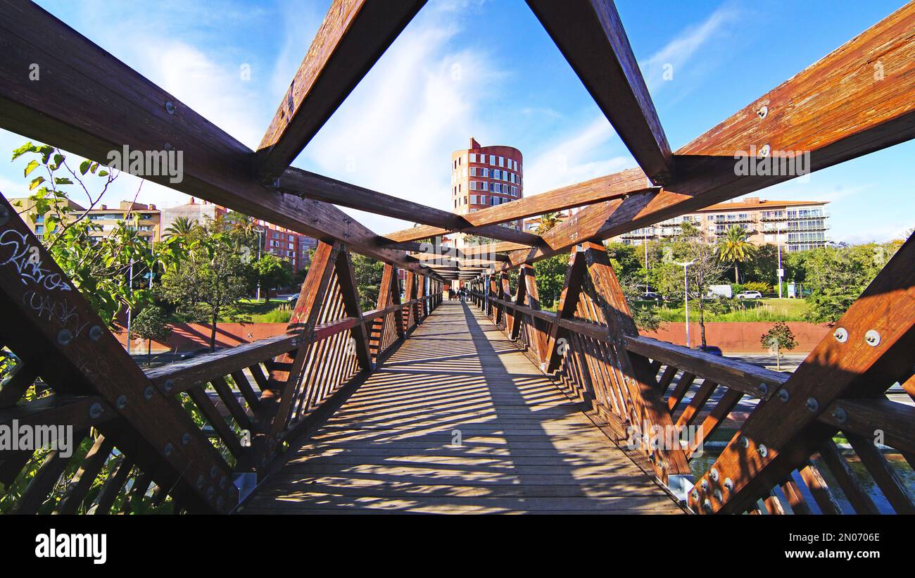 Detail der Befestigung der Holzbrücke über die Ronda Litoral in Barcelona, Katalonien, Spanien, Europa Stockfoto