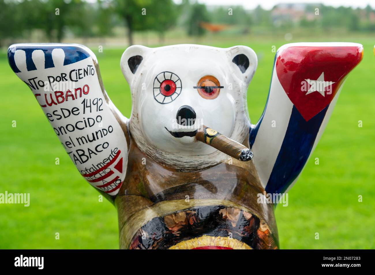 BERLIN - 29. AUGUST 2022: Bär als Symbol Berlins in originellen und nationalen Mustern - Kuba, Nahaufnahme. Stockfoto