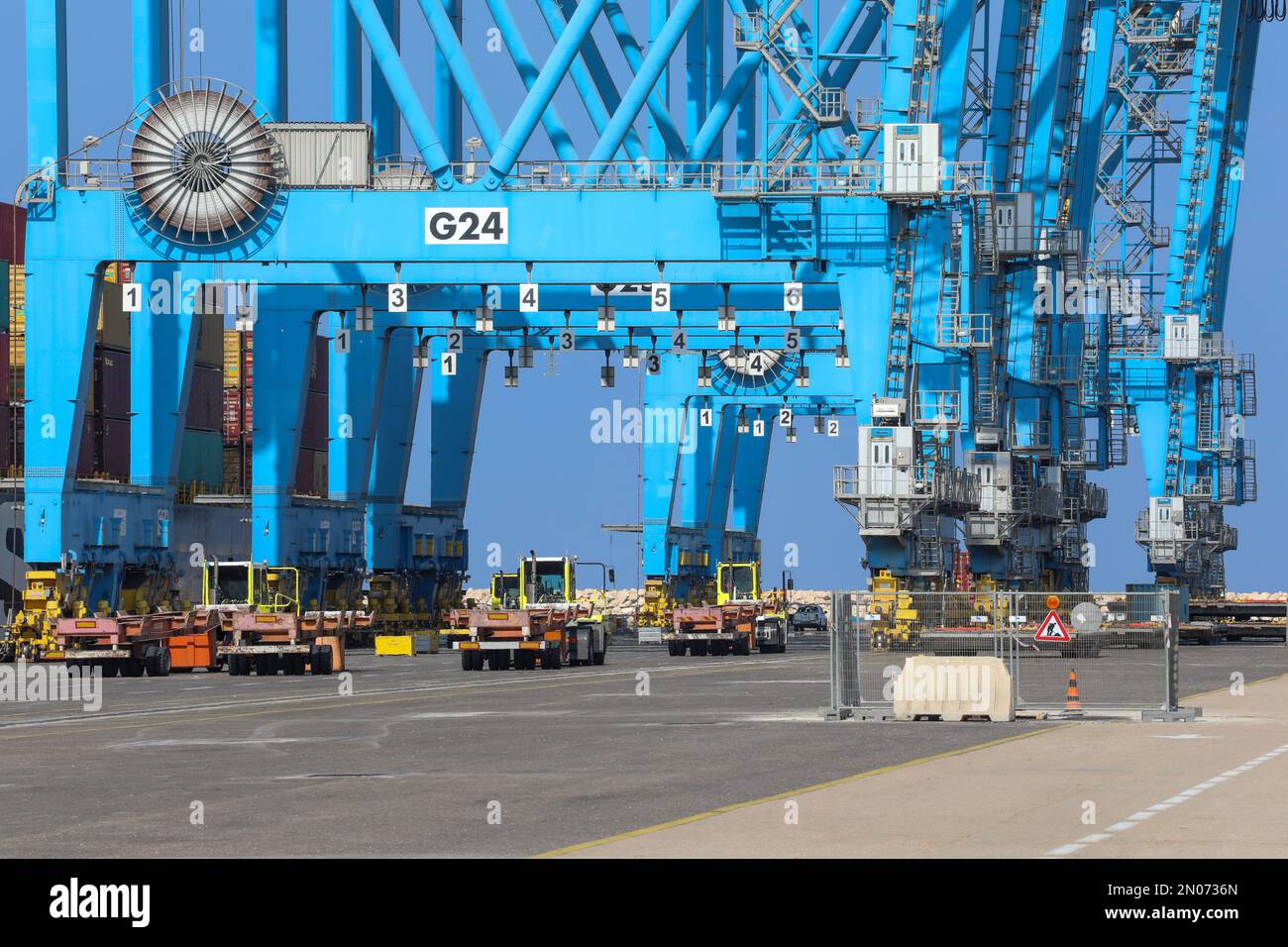 Schiffshafen Haifa, Israel - 25. Oktober 2021: Kranbetrieb und Fahrzeugbetrieb im Schiffshafen. Stockfoto